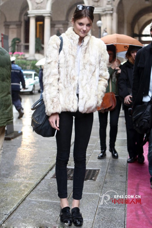 米兰时装周超模街拍 削瘦身材穿什么都好看