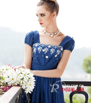 穿出大牌的气场 这个夏季没有“王室蓝”就OUT