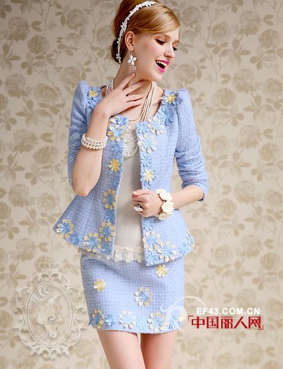 紫色两件套浪漫端庄 素色修身裙散发迷人气质