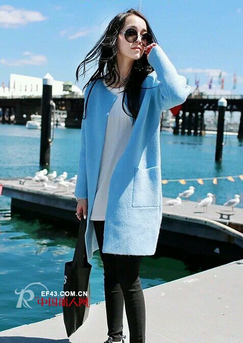 街拍达人记录 简约造型赚足回头率