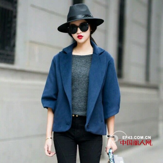 街拍达人记录 简约造型赚足回头率