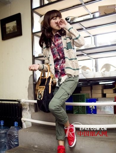 早春街头小清新搭配 格子衬衫打造青春色彩