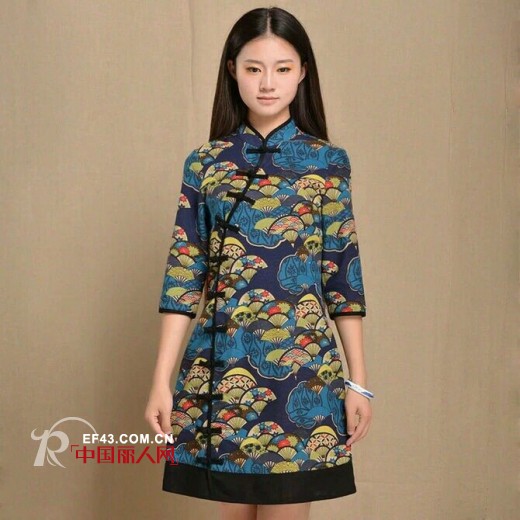 中式复古素雅连衣裙 婉约造型惹人瞩目