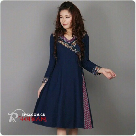 中式复古素雅连衣裙 婉约造型惹人瞩目