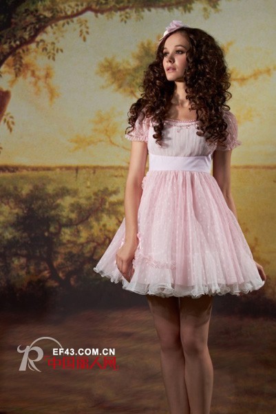 粉色连衣裙怎么搭配 粉色蓬蓬裙款式搭配