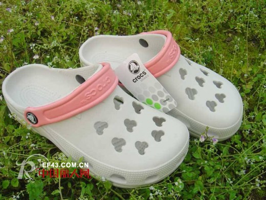 卡路驰拖鞋价格合宜 具有轻便全功能的特点