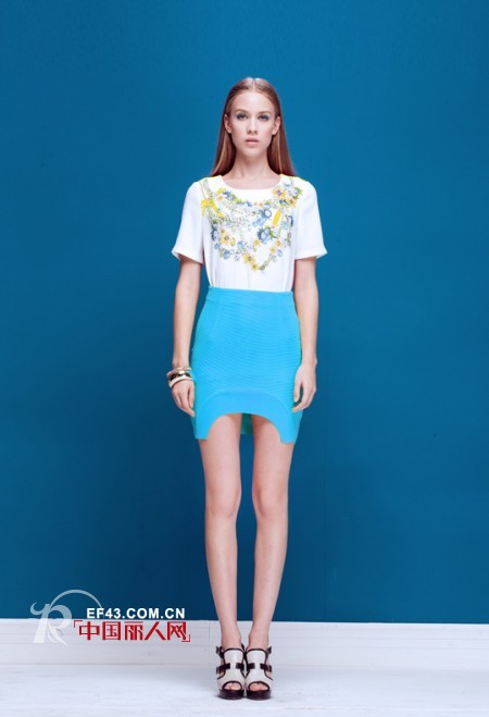 春夏亮色服装搭配带来最佳吸睛Look