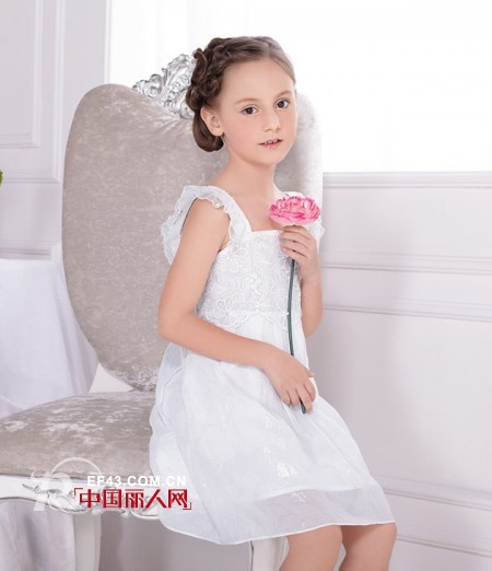 白色蕾丝拼接什么颜色好看 蕾丝连衣裙拼接搭配