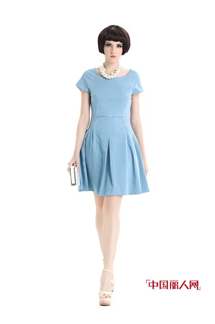 曼娅奴天蓝色服装搭配 蓝色配什么颜色好看