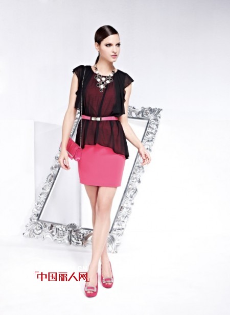 枚红色搭配什么颜色?经典的色彩搭配玫红配小黑