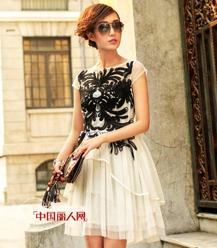 2014春夏流行趋势 一字领俏皮性感连衣裙