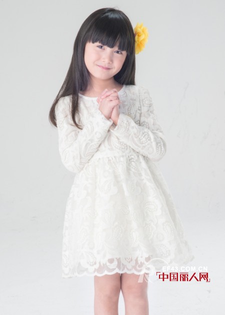 最新流行连衣裙款式 蕾丝连衣裙配什么颜色