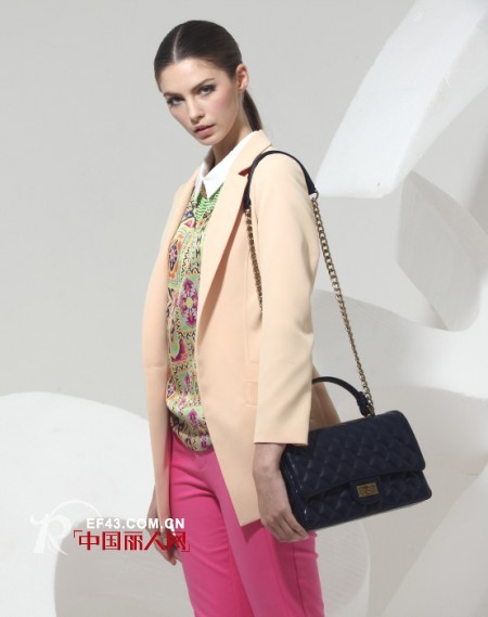 面试穿什么合适?新一代告别单调黑白就要出彩