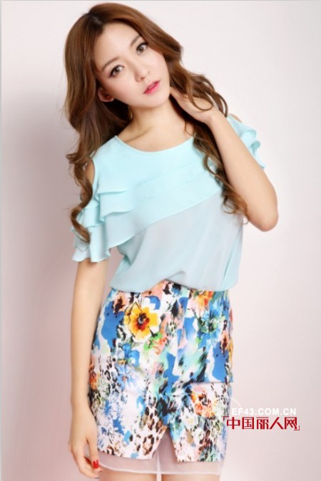 英伦风t恤配牛仔 撞色雪纺裙演绎甜美系