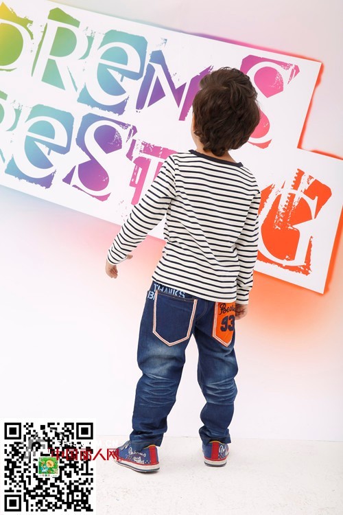 条纹长T搭配 黑白条纹配牛仔裤 穿出时尚活力