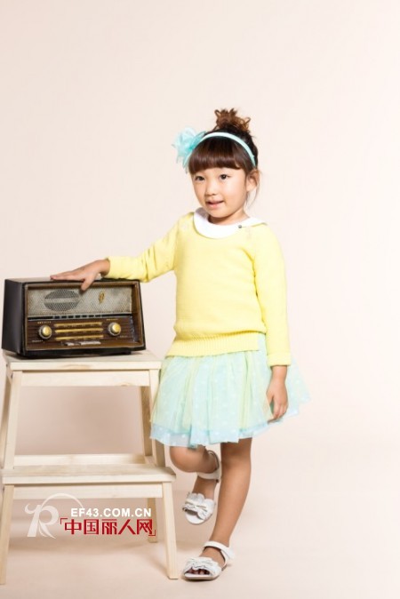 春季褶皱短裙怎么搭配上衣 褶皱短裙配针织衫