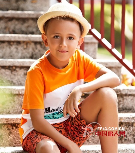 T恤配什么裤子好看 纯棉T恤配什么面料裤子