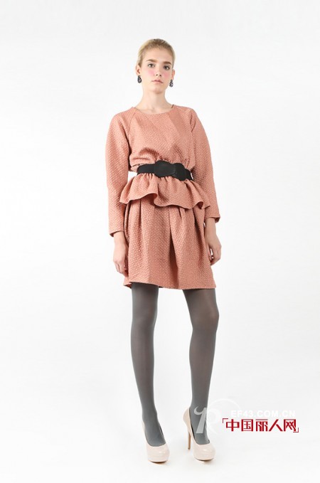 欧式宽松连衣裙 枚红色裙装明艳动人