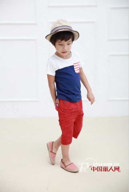 红色休闲裤怎么样搭配上衣 夏季红色七分裤怎么搭配