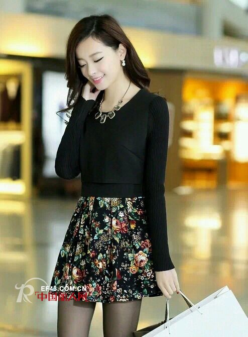 套头衫搭配小短裙 哥弟牌中年女性印花装扮