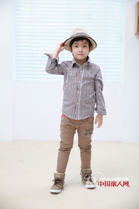 休闲裤搭配上衣 衬衫T恤配什么裤子