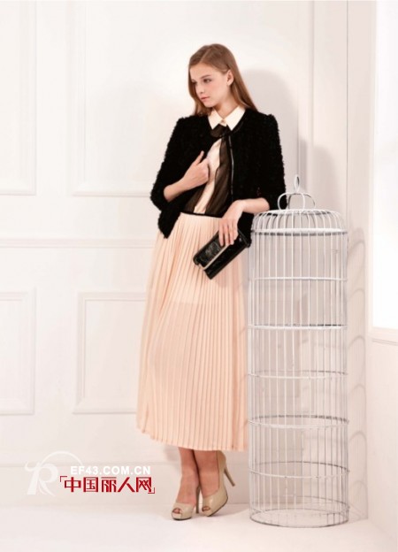 雪纺连衣裙配什么外套好看 夏季连衣裙配什么颜色外套