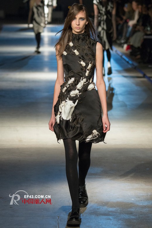 贾尔斯 (Giles) 2014秋冬翠鸟印花女装秀