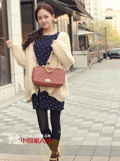 打底连衣裙怎么搭配 20度左右穿什么