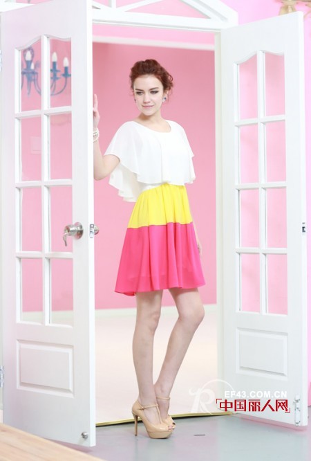 白色拼接连衣裙 印花裙彩虹裙演绎精彩一夏