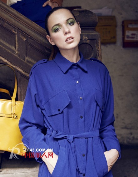 宝蓝色裤子搭配 丹比奴宝蓝色单品搭配推荐