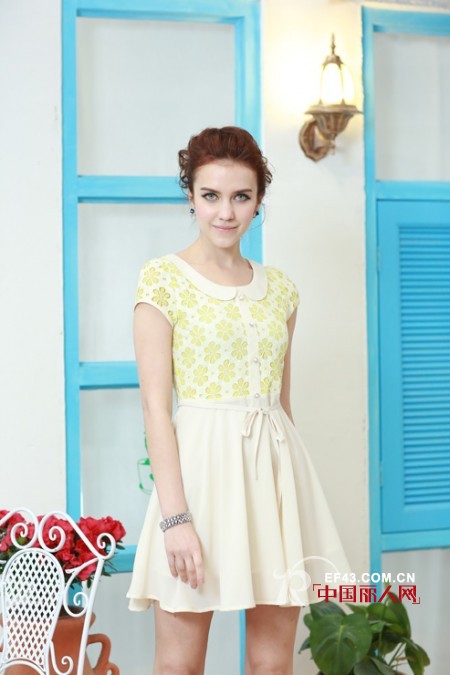 新款拼接连衣裙 精彩的撞色演绎萝莉风