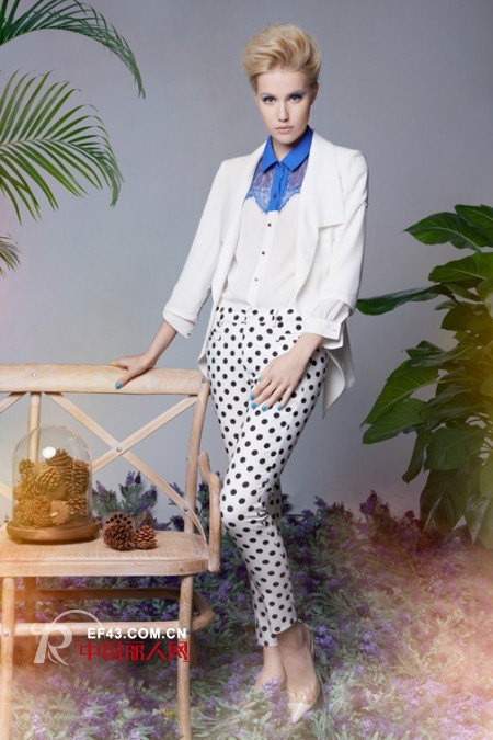 白色西装怎么搭配  职场都市女性的魅力穿搭法