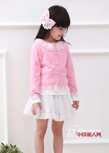 粉色针织外套配什么颜色好看 粉色开衫配连衣裙