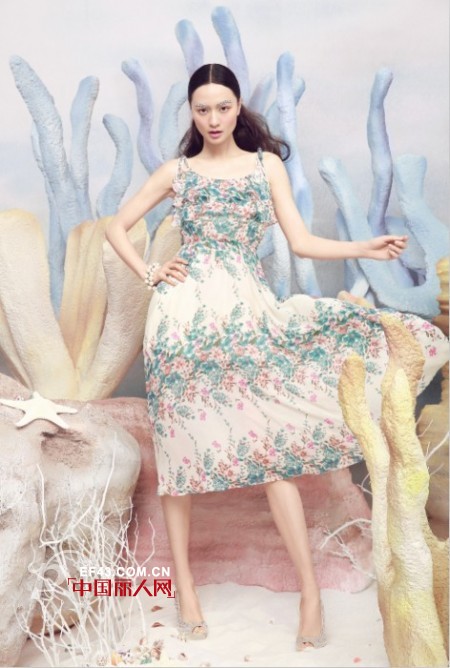 点点碎花连衣裙 唤醒春季的搭配时尚