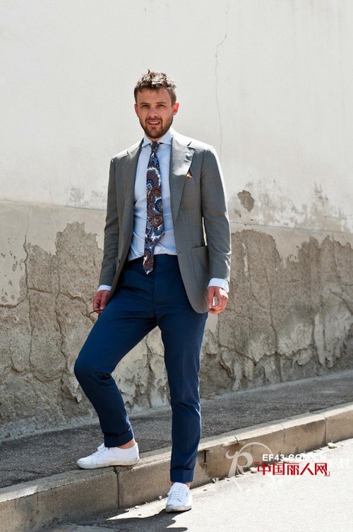 灰色西装也不会暗淡 搭配对了照样抢眼