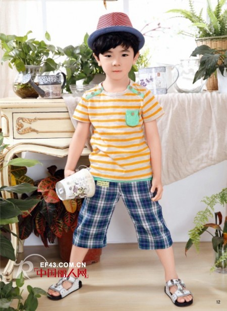 条纹短袖T恤 学院风格服装怎么搭配