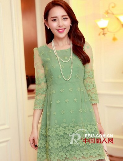 夏季绿色连衣裙款式 蕾丝碎花灯笼摆look
