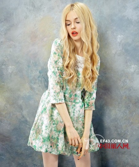 夏季绿色连衣裙款式 蕾丝碎花灯笼摆look