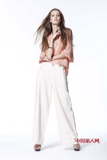 白色阔腿裤怎么搭配外套 阔腿裤配什么上衣好看