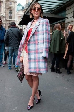 长款外套+短裙 秀出美腿凹造型