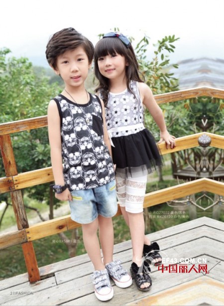 旅游穿什么连衣裙好看 什么颜色蕾丝比较适合夏天穿