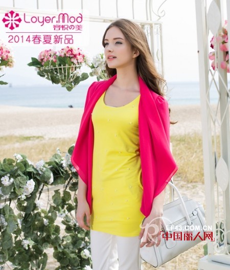 桃红色服装搭配什么颜色 桃红色包裙配什么上衣