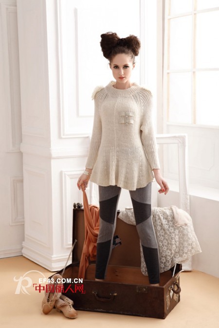学院风春装时尚搭配 镂空针织衫演绎甜美style