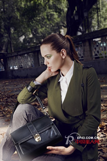 军绿色外套怎么搭配 军绿色外套搭配什么裤子