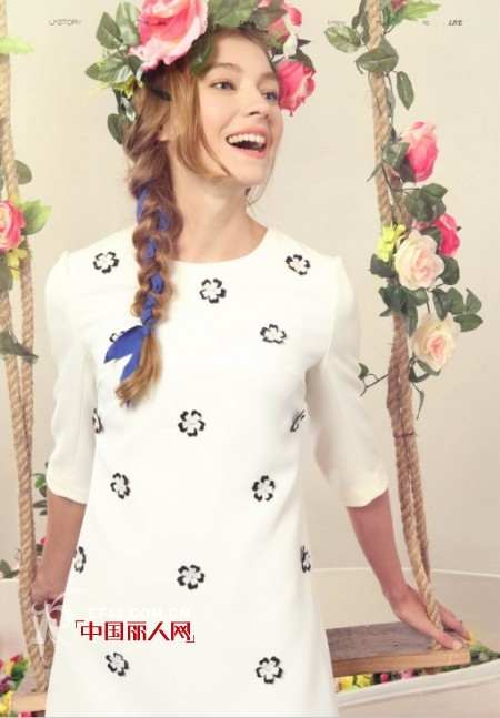 纯白色连衣裙怎么搭配亮眼 纯色系连衣裙配什么发型