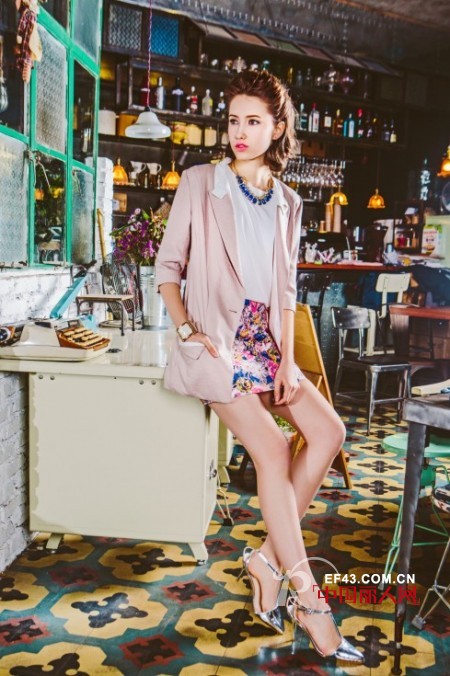 碎花裙配什么外套好看 碎花裙怎么搭配上衣