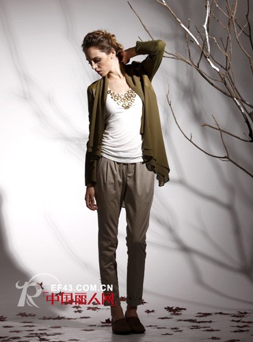 春季的个性开衫搭配出时髦街拍风