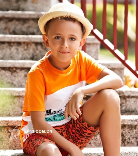 橙色T恤搭配什么裤子 橙色T恤配什么颜色好看