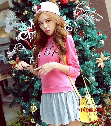 女生穿什么显得年纪小?字母卡通图案单品推荐