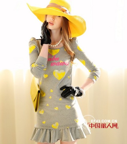女生穿什么显得年纪小?字母卡通图案单品推荐